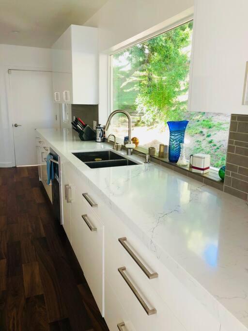 Luxe In Hollywood Hills- Modern Oasis, Pool 5 Min To Sunset Casa de férias *