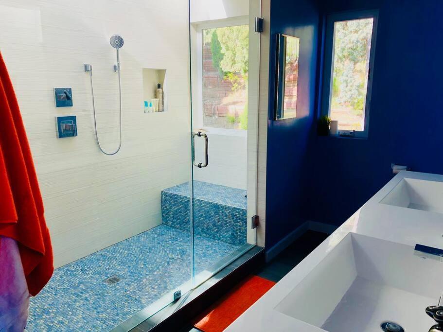 Luxe In Hollywood Hills- Modern Oasis, Pool 5 Min To Sunset Casa de férias *